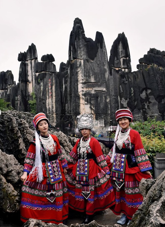Tampil kompak, Wilona dan sang bunda menjajal pakaian tradisional di sana. Keduanya tampil dengan busana tradisional yang didominasi warna merah. Foto: Instagram/@natashawilona12