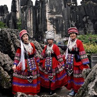 Tampil kompak, Wilona dan sang bunda menjajal pakaian tradisional di sana. Keduanya tampil dengan busana tradisional yang didominasi warna merah. Foto: Instagram/@natashawilona12