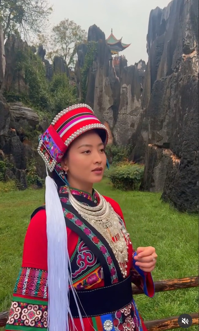 Penampilan Wilona makin lengkap dengan topi datar berbentuk bulat yang senada serta kalung silver beraksen etnik. Pancarkan pesona kecantikan alami, artis 26 tahun itu juga hanya mengenakan riasan minimalis. Foto: Instagram/@natashawilona12