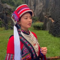 Penampilan Wilona makin lengkap dengan topi datar berbentuk bulat yang senada serta kalung silver beraksen etnik. Pancarkan pesona kecantikan alami, artis 26 tahun itu juga hanya mengenakan riasan minimalis. Foto: Instagram/@natashawilona12