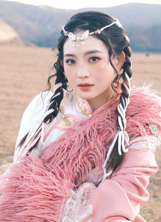 Di kesempatan berbeda, Wilona kembali menjajal pakaian tradisional dari suku lain yang juga ada di China. Kali ini busana tradisional tersebut didominasi dengan warna pink dan putih. Foto: Instagram/@natashawilona12