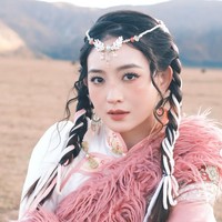 Di kesempatan berbeda, Wilona kembali menjajal pakaian tradisional dari suku lain yang juga ada di China. Kali ini busana tradisional tersebut didominasi dengan warna pink dan putih. Foto: Instagram/@natashawilona12