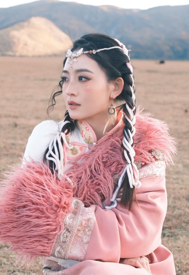 Bak bintang drama China, Wilona menata rambutnya dengan kepang dua dan mengenakan aksesori kepala. dracin ga sihh, tulis salah satu komentar. Dah cocok main film dracin cakep bangetttt, komentar lain. Foto: Instagram/@natashawilona12