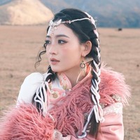 Bak bintang drama China, Wilona menata rambutnya dengan kepang dua dan mengenakan aksesori kepala. dracin ga sihh, tulis salah satu komentar. Dah cocok main film dracin cakep bangetttt, komentar lain. Foto: Instagram/@natashawilona12