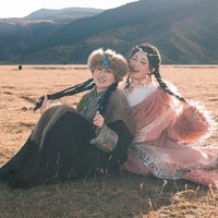 Pose bareng sang mama, keduanya tampil kompak. Ibunya, Fransisco Theresia, memilih busana warna coklat dan hitam lengkap dengan topi bulu. Foto: Instagram/@natashawilona12