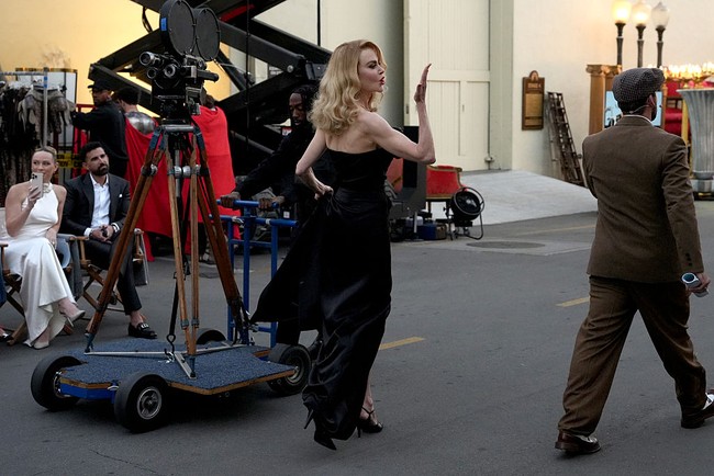 Blazy memberikan sentuhan kontemporer lewat ruching asimetris khas koleksi debutnya untuk musim semi 2026, menciptakan harmoni antara nostalgia dan inovasi. Penampilan Kidman semakin disempurnakan dengan kalung Chanel Fine Jewelry ‘Diamant Evanescent’, bertabur ratusan berlian potongan brilian. (Foto: Gonzalo Marroquin/Getty Images for Vogue)