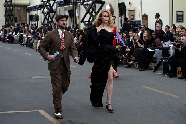 Busana dengan potongan bustier draperi tersebut dihiasi bunga camellia hitam, motif abadi yang selalu dikaitkan dengan kemurnian dan keanggunan Coco Chanel. (Foto: Gonzalo Marroquin/Getty Images for Vogue)