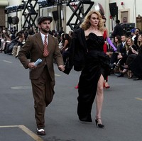 Busana dengan potongan bustier draperi tersebut dihiasi bunga camellia hitam, motif abadi yang selalu dikaitkan dengan kemurnian dan keanggunan Coco Chanel. (Foto: Gonzalo Marroquin/Getty Images for Vogue)