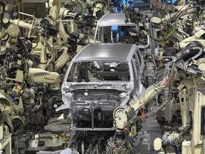 Ironi Banjir Mobil Listrik Impor di Saat Industri Otomotif RI Lesu