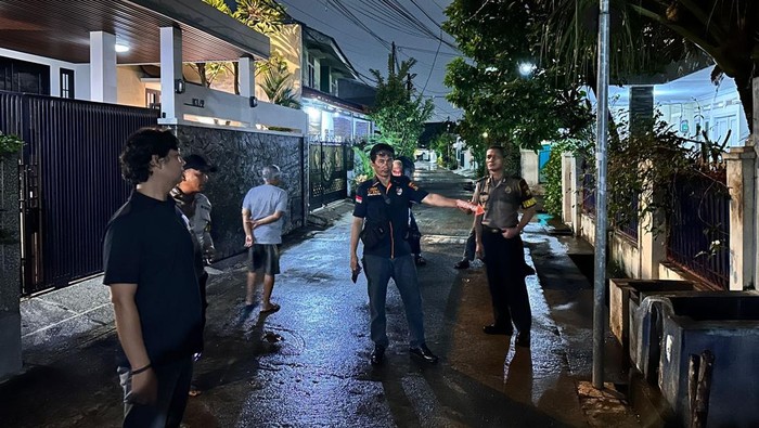 Pamapta Polsek Ciledug gerak cepat tangani kasus pria tewas saat banjir, Minggu (26/10/2025).