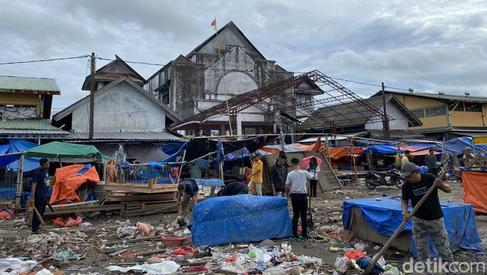 Pasar Lakessi Lapak pedagang pakai badan jalan dan parkiran di Pasar Lakessi, Parepare, Sulawesi Selatan (Sulsel), dibongkar.