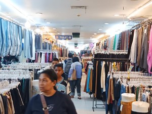 Pedagang Thrifting Pasar Senen Mulai Kelimpungan Gara-gara Purbaya!