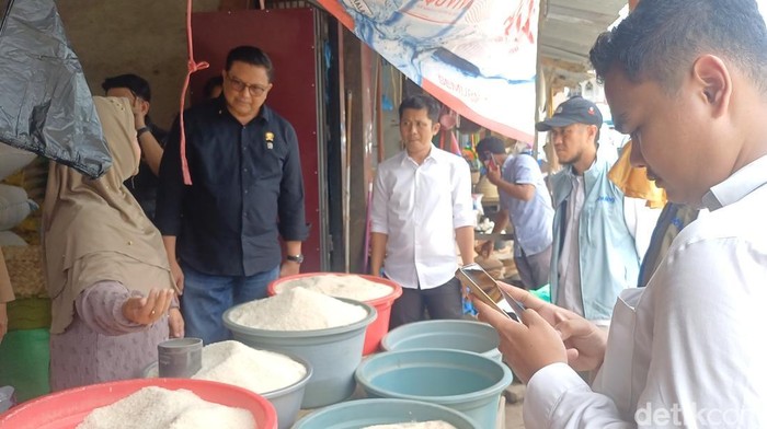 Pasar Sentral Pangkep Bapanas sidak Pasar Sentral Pangkep setelah pedagang jual beras di atas HET. Ancaman pencabutan izin usaha bagi pelanggar harga beras.