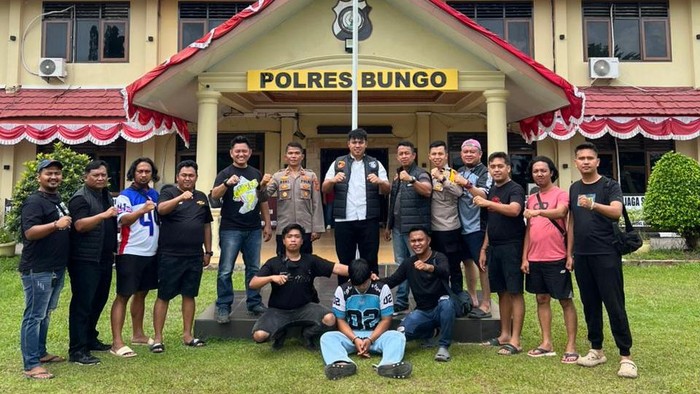 Pelaku pembunuhan wanita di Jambi saat ditangkap polisi.