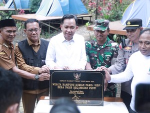 Kembali Ngantor di Desa, Gus Fawait Resmikan Kampung Durian di Jember