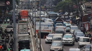 Penampakan Macet Panjang Imbas Proyek Utilitas di Tanah Abang