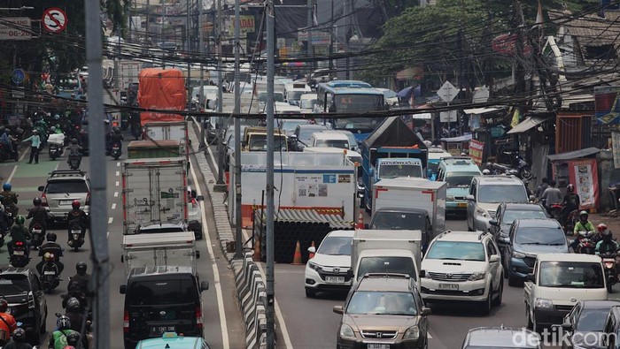 Penampakan Proyek Utilitas Picu Kemacetan Parah di Tanah Abang Para pengendara terjebak kemacetan akibat proyek utilitas di sejumlah titik sekaligus di Jl Mas Mansyur, Tanah Abang, Jakarta Pusat, Kamis (27/10/2025). Proyek tersebut membuat bottle neck dan berdampak pada kemacetan arus lalu lintas dari arah jalan Dr. Satrio menuju Tanah Abang. Begini penampakannya.