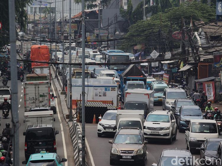 Penampakan Macet Panjang Imbas Proyek Utilitas di Tanah Abang