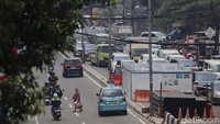 Sejumlah kendaraan terjebak kemacetan panjang di Jalan Mas Mansyur, Tanah Abang, Jakarta Pusat, Senin (27/10/2025).