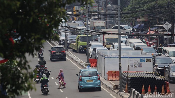 Penampakan Proyek Utilitas Picu Kemacetan Parah di Tanah Abang Para pengendara terjebak kemacetan akibat proyek utilitas di sejumlah titik sekaligus di Jl Mas Mansyur, Tanah Abang, Jakarta Pusat, Kamis (27/10/2025). Proyek tersebut membuat bottle neck dan berdampak pada kemacetan arus lalu lintas dari arah jalan Dr. Satrio menuju Tanah Abang. Begini penampakannya.