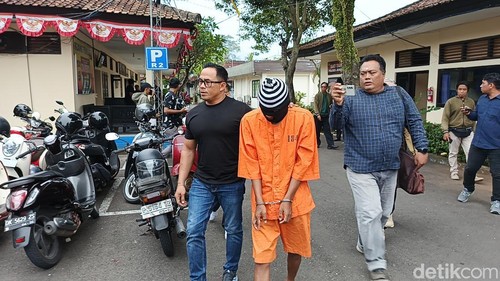 Pencuri motor berinisial M digiring petugas di Mapolres Jembrana, Senin (27/10/2025). (Foto: I Putu Adi Budiastrawan/detikBali)