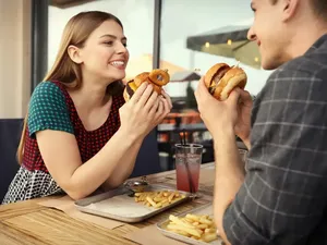 Makan Demi Konten? Ini 6 Kesalahan Pola Makan Gen Z