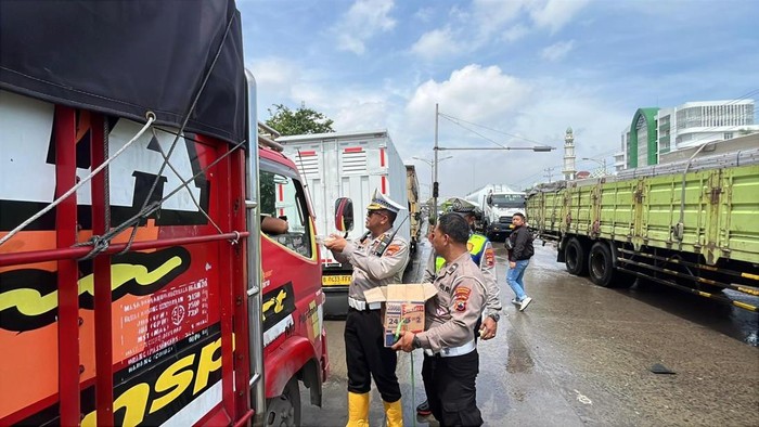 Pengalihan arus di Kaligawe Personel Satlantas Polrestabes Semarang saat melakukan pengalihan arus lalu lintas di Jalan Kaligawe