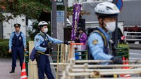 Polisi Jepang menempatkan personel tambahan dan memperketat pemeriksaan di sekitar kawasan diplomatik. Akses kendaraan dan pejalan kaki dipantau ketat guna memastikan keamanan selama agenda lawatan berlangsung. REUTERS/Manami Yamada
