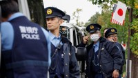 Petugas kepolisian terlihat berjaga di area Kedutaan Besar AS dan Wisma Tamu Negara Istana Akasaka,Senin (27/10/2025), lokasi yang bakal menjadi tempat pertemuan kenegaraan selama kunjungan tersebut. REUTERS/Manami Yamada