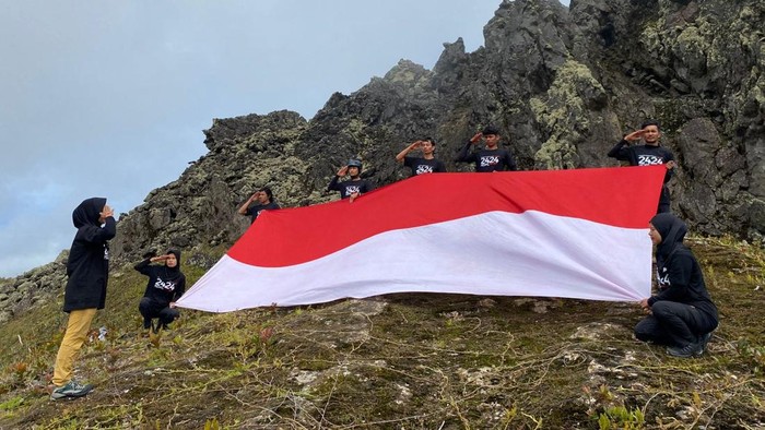 Pengibaran bendera merah putih (Foto: Tim Ekspedisi Pidie Adventure) Pengibaran bendera merah putih (Foto: Tim Ekspedisi Pidie Adventure)