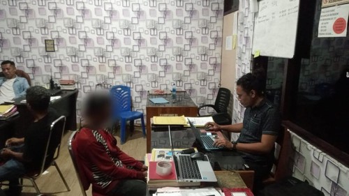 Penyidik memeriksa M (48), terduga pelaku penganiayaan dengan menjatuhkan pemotor perempuan di Labuan Bajo, Manggarai Barat, NTT. (Dok. Humas Polres Manggarai Barat)