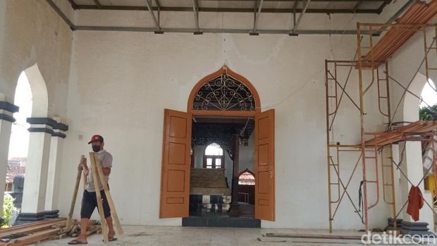 Perbaikan cungkup makam Ronggowarsito di Palar, Klaten, Senin (27/10/2025). Perbaikan cungkup makam Ronggowarsito di Palar, Klaten, Senin (27/10/2025).