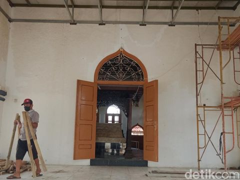 Perbaikan cungkup makam Ronggowarsito di Palar, Klaten, Senin (27/10/2025). Perbaikan cungkup makam Ronggowarsito di Palar, Klaten, Senin (27/10/2025).