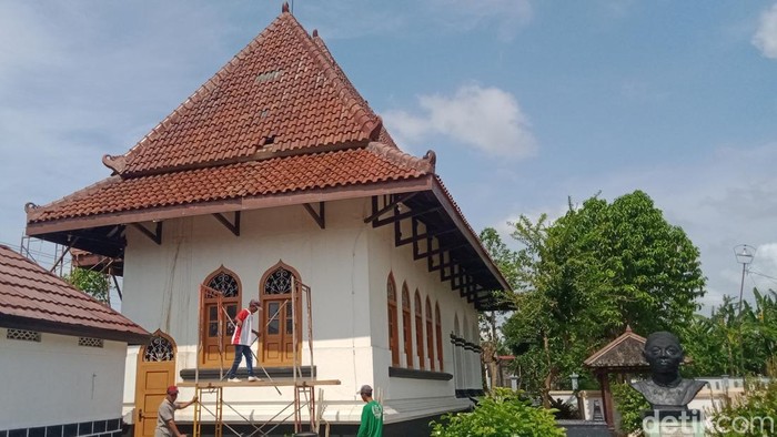 Perbaikan cungkup makam Ronggowarsito di Palar, Klaten, Senin (27/10/2025). Perbaikan cungkup makam Ronggowarsito di Palar, Klaten, Senin (27/10/2025).