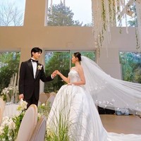 Di hari bahagianya, Kim Ga Eun tampil anggun mengenakan ball gown berwarna putih dengan veil panjang. Sementara sang aktor memakai setelan tuxedo hitam klasik dengan dasi kupu-kupu. Foto: Instagram