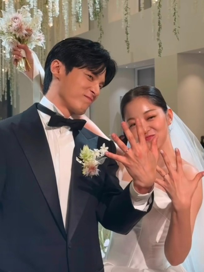 Keduanya pertama kali bertemu di lokasi syuting drama Korea Single-minded Dandelion pada 2015. Sejak itu, Kim Ga Eun dan Yoon Sun Woo mulai mengembangkan hubungan romantis. Foto: Instagram