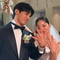 Keduanya pertama kali bertemu di lokasi syuting drama Korea Single-minded Dandelion pada 2015. Sejak itu, Kim Ga Eun dan Yoon Sun Woo mulai mengembangkan hubungan romantis. Foto: Instagram
