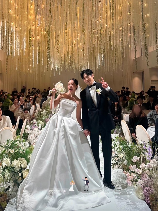 Pesta pernikahan mereka menjadi ajang reuni sederet pemain drama Korea King the Land, yang menjadi lawan main Kim Ga Eun. Di antaranya Yoona, Lee Junho, Ahn Seha, dan Go Won Hee. Foto: Instagram