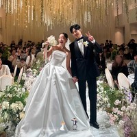 Pesta pernikahan mereka menjadi ajang reuni sederet pemain drama Korea King the Land, yang menjadi lawan main Kim Ga Eun. Di antaranya Yoona, Lee Junho, Ahn Seha, dan Go Won Hee. Foto: Instagram