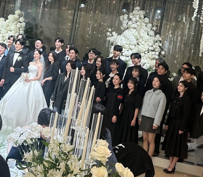 Saat sesi foto bersama, terlihat pula kehadiran aktor tampan Kang Tae Oh yang beradu akting dengan Kim Ga Eun di The Potato Lab, awal tahun ini. Foto: Instagram