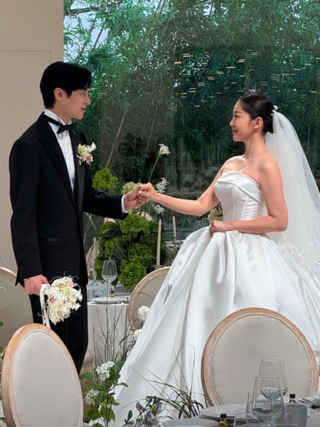 Kehadiran pemain King the Land sontak ramai menjadi perbincangan. Penggemar kembali mengenang momen Kim Ga Eun berperan sebagai sahabat Yoona di drama komedi romantis itu. Foto: Instagram