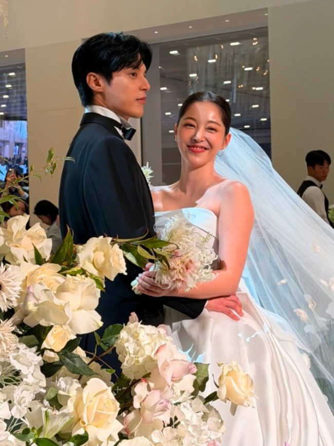 Pasangan artis Korea, Kim Ga Eun dan Yoon Sun Woo melangsungkan pernikahan setelah 10 tahun berpacaran. Foto: Instagram