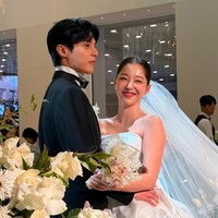 Pasangan artis Korea, Kim Ga Eun dan Yoon Sun Woo melangsungkan pernikahan setelah 10 tahun berpacaran. Foto: Instagram