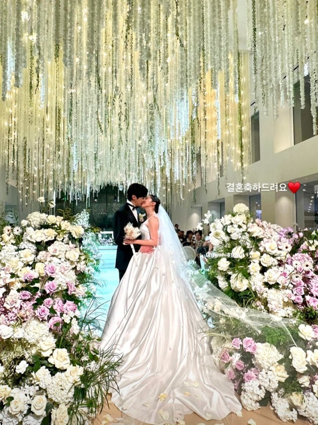 Kim Ga Eun dan Yoon Sun Woo diketahui terpaut empat tahun. Sang aktris berusia 36 tahun, sedangkan Yoon Sun Woo berusia 40 tahun saat menggelar acara pernikahan mereka. Foto: Instagram