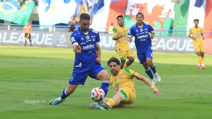 Persib Bandung vs Persebaya Surabaya.
