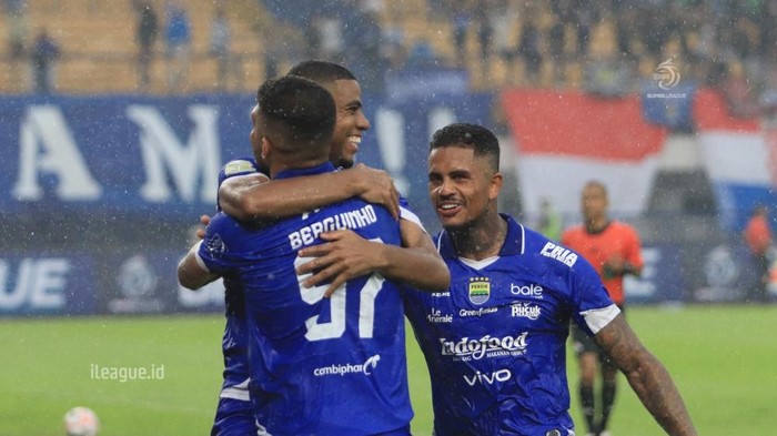 Persib Bandung vs Persebaya Surabaya. Persib Bandung vs Persebaya Surabaya.