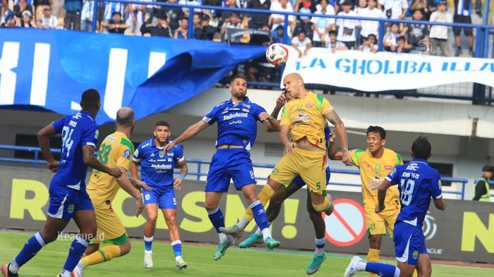Persib Bandung vs Persebaya Surabaya.
