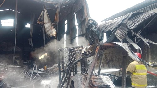 Petugas damkar saat memadamkan api di pabrik styrofoam di Banjar Batan Duren, Desa Cepaka, Kecamatan Kediri, Tabanan, Bali, Senin (27/10/2025). (Foto: Istimewa)