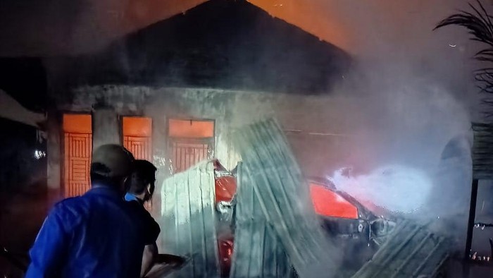 Petugas saat berupaya memadamkan api saat rumah terbakar di Kecamatan Tanjung Morawa, Kabupaten Deli Serdang, Sumut. (Dok. Dinas Pemadam Kebakaran dan Penyelamatan Deli Serdang)