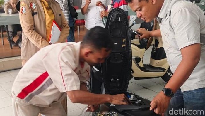 Petugas satreskrim Bojonegoro cek bengkel. Sampel pertalite dari bbrp motor di bengkel, spanduk pengaduan di SPBU Bojoengoro. Petugas satreskrim Bojonegoro cek bengkel. Sampel pertalite dari bbrp motor di bengkel, spanduk pengaduan di SPBU Bojoengoro.